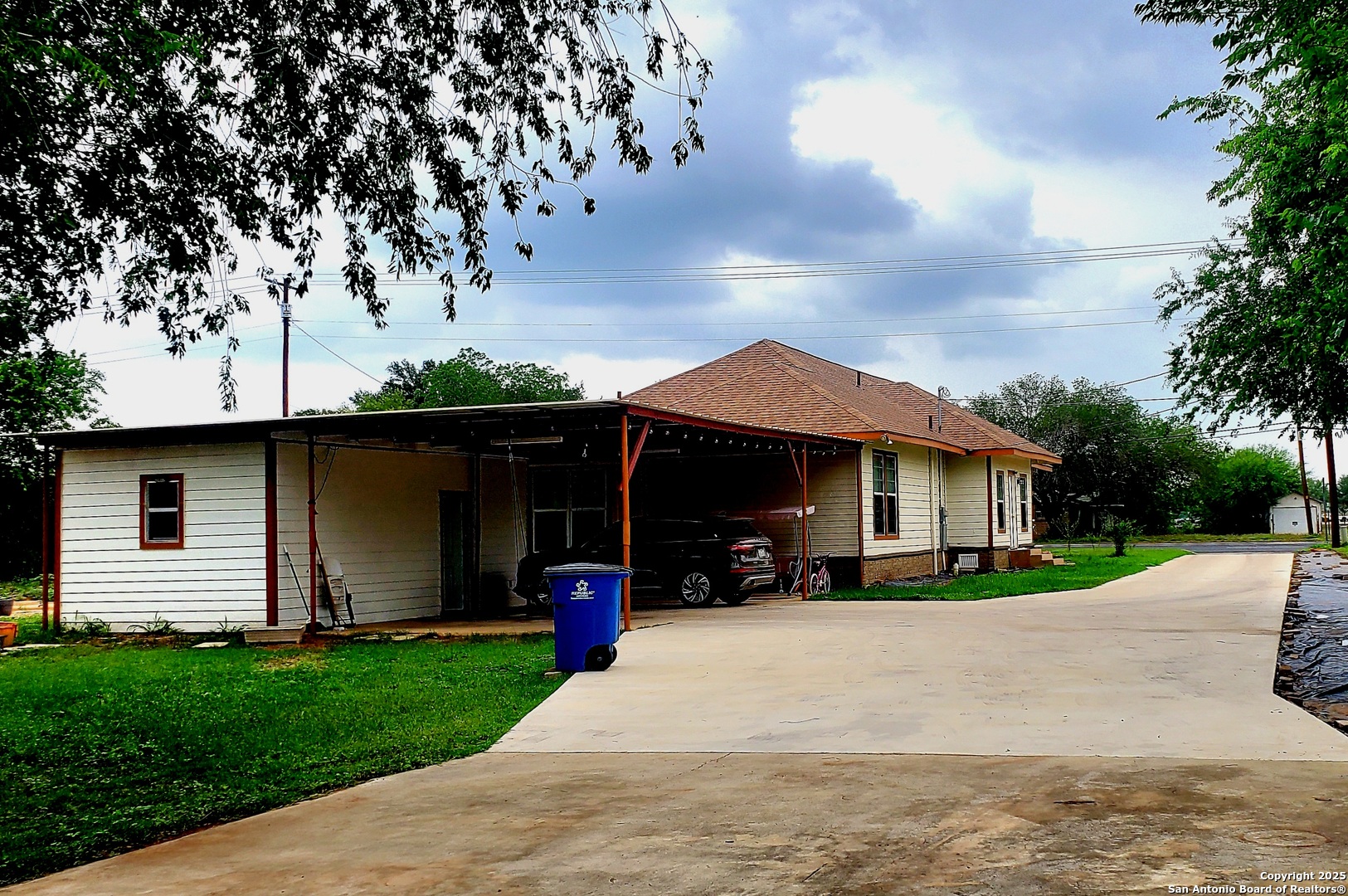 1121 N Oak Pearsall TX 78061