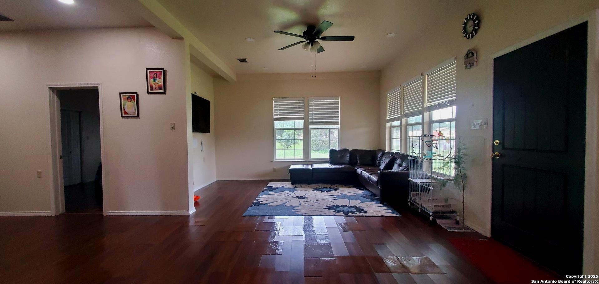 1121 N Oak Pearsall TX 78061
