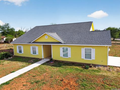 1006 E Taft Street Pearsall TX 78061