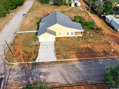 1006 E Taft Street Pearsall TX 78061