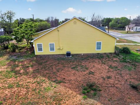 1006 E Taft Street Pearsall TX 78061