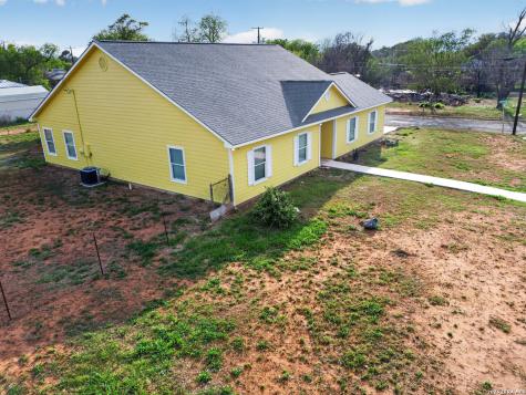 1006 E Taft Street Pearsall TX 78061