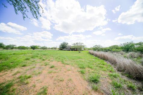 10069 County Road 263 Realitos TX 78376