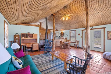 2925 County Road 361 Utopia TX 78884