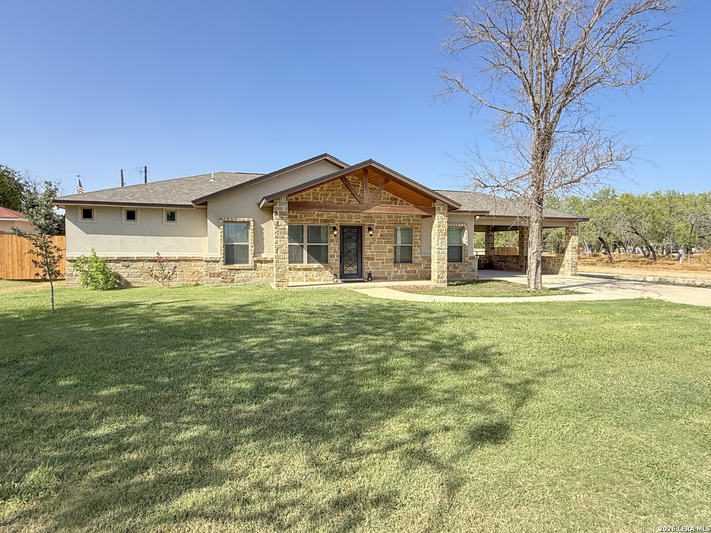 300 Bluebonnet Avenue Devine TX 78016