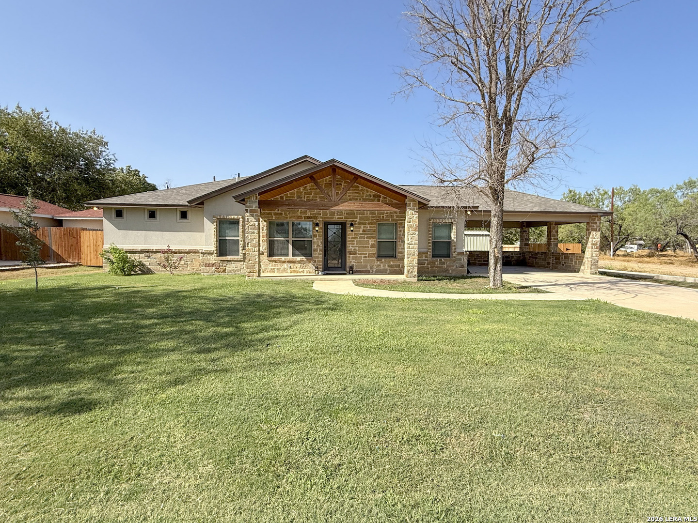 300 Bluebonnet Avenue Devine TX 78016