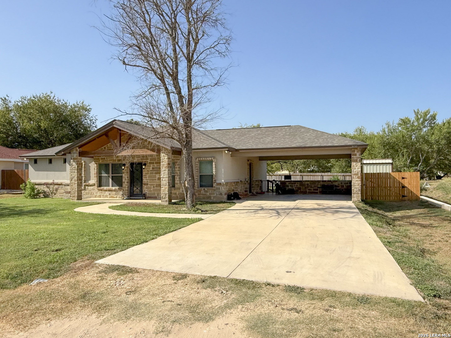 300 Bluebonnet Avenue Devine TX 78016