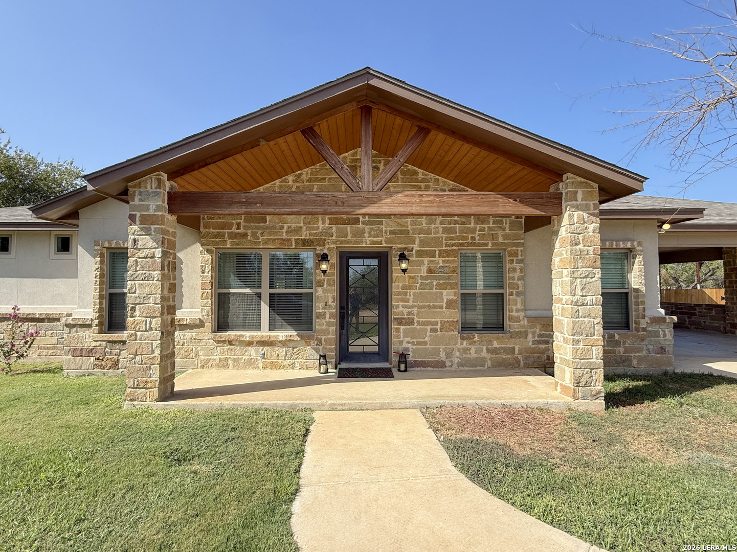 300 Bluebonnet Avenue Devine TX 78016