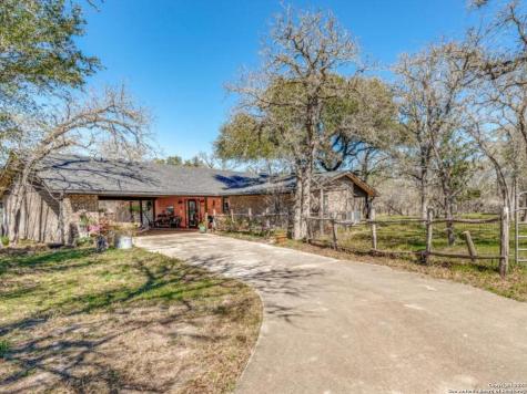 1842 Deer Trail Floresville TX 78114