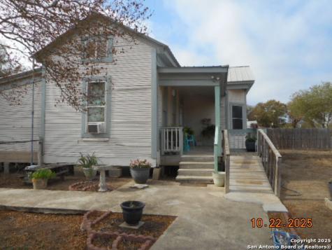 1212 Magnolia Jourdanton TX 78026