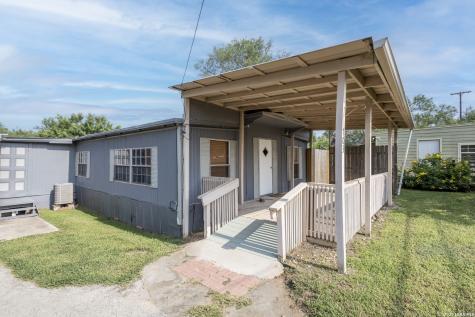 703 S Baylor Cotulla TX 78014