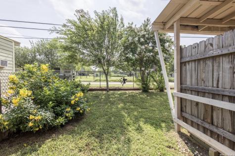 703 S Baylor Cotulla TX 78014