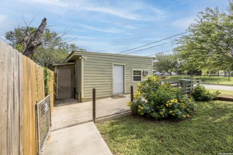 703 S Baylor Cotulla TX 78014