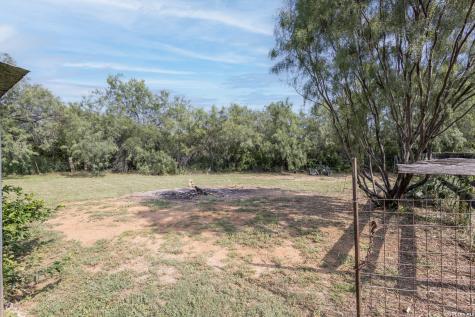 703 S Baylor Cotulla TX 78014