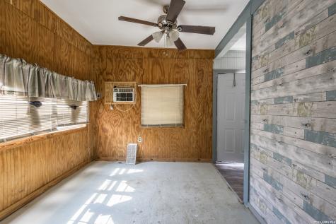 703 S Baylor Cotulla TX 78014