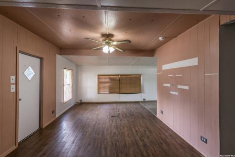 703 S Baylor Cotulla TX 78014