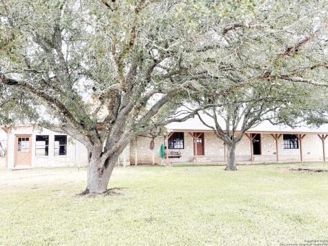 1418 County Road 401 Floresville TX 78114