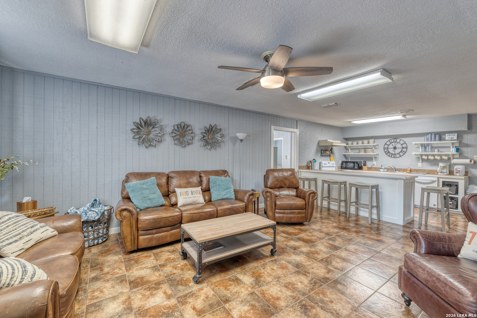 100 Pineview Concan TX 78838