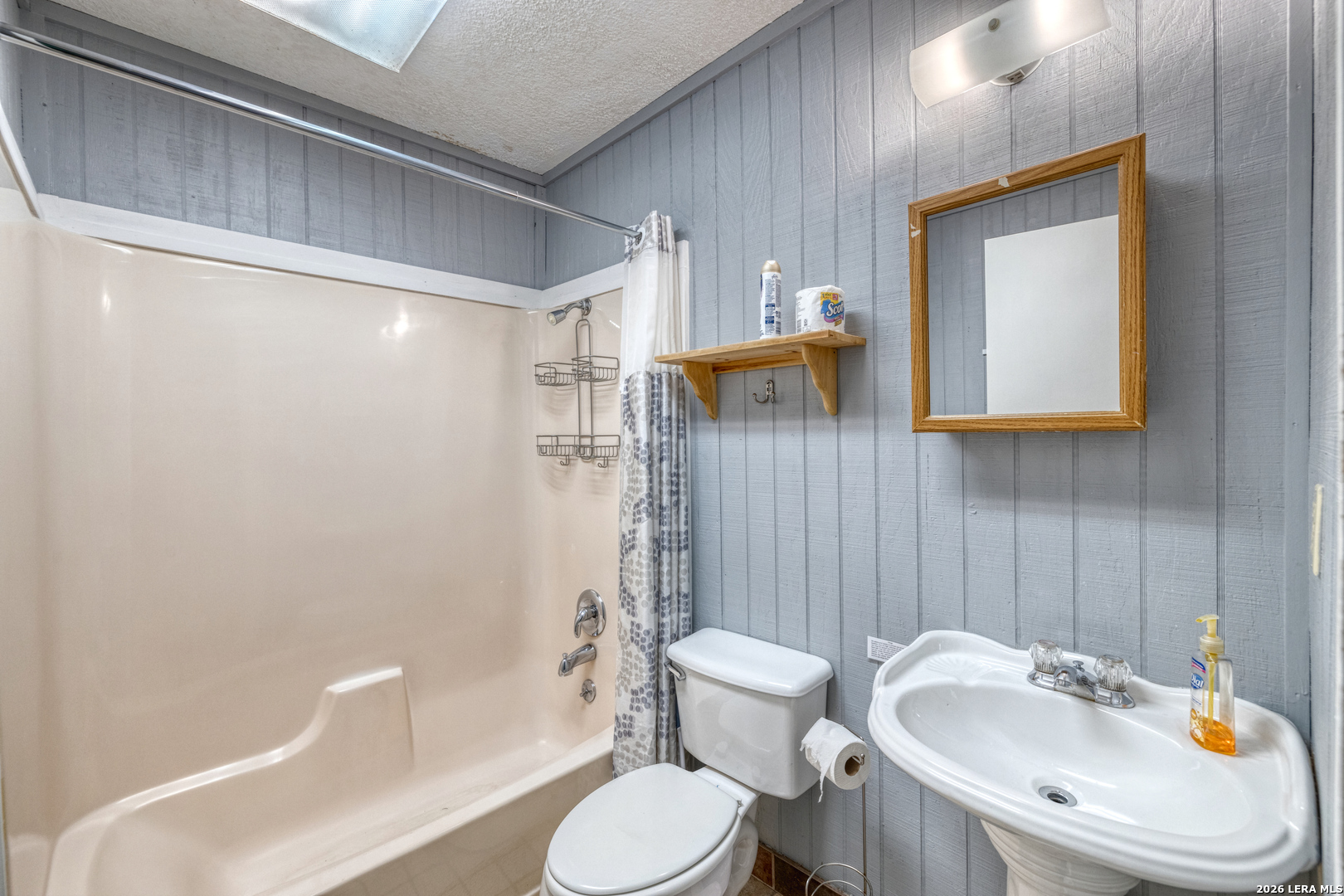 100 Pineview Concan TX 78838