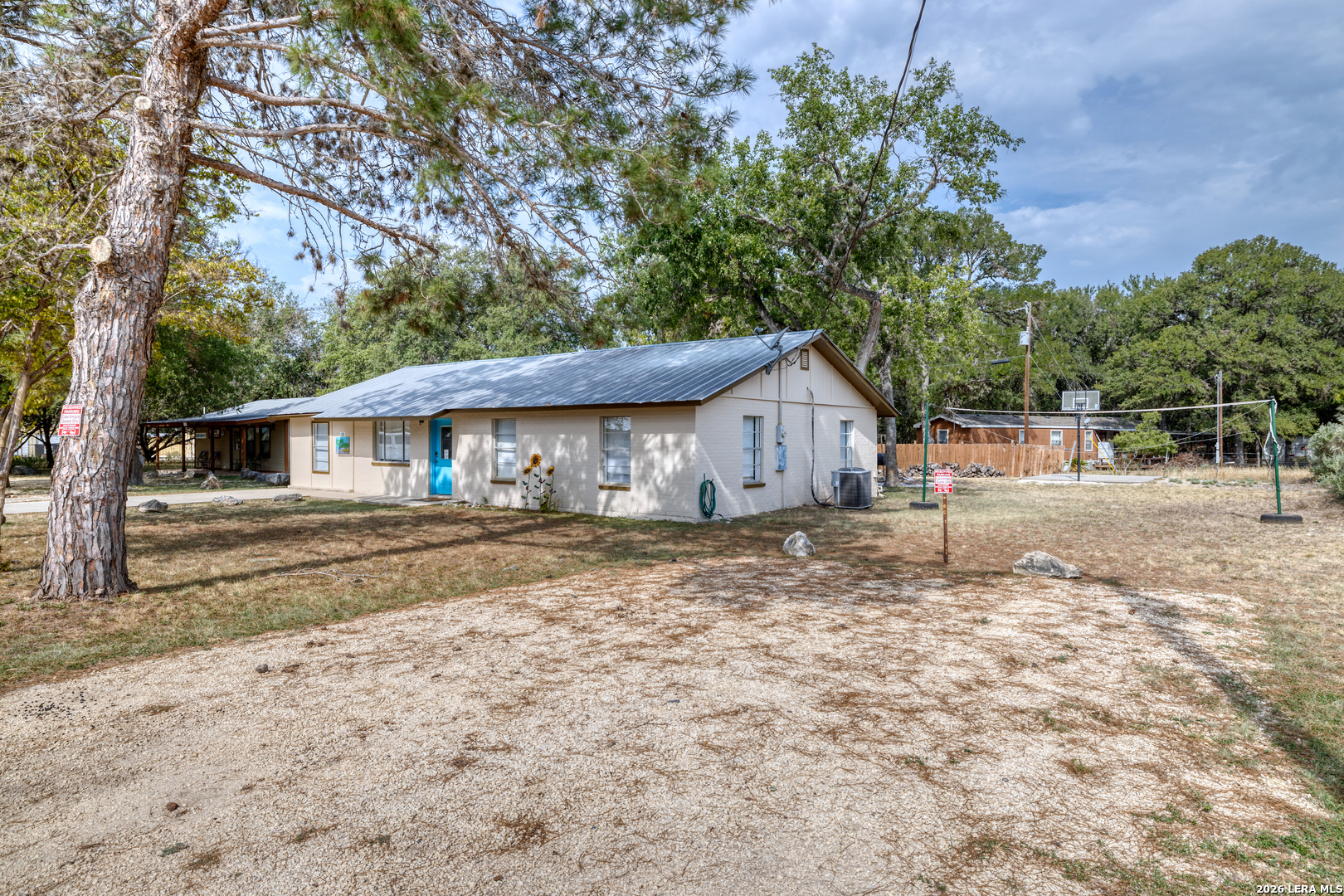 100 Pineview Concan TX 78838