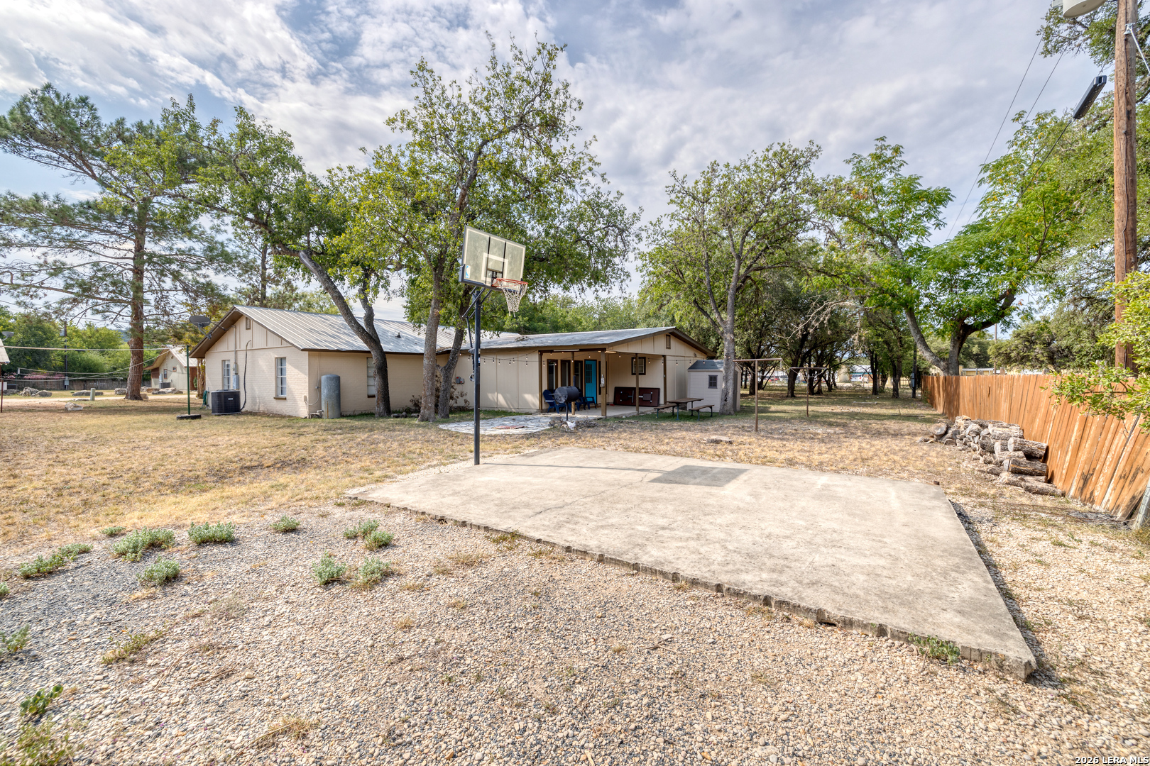 100 Pineview Concan TX 78838