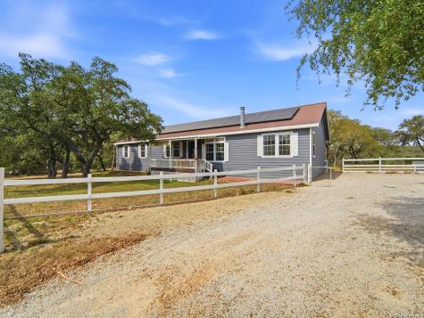 6267 County Road 251 Hondo TX 78861