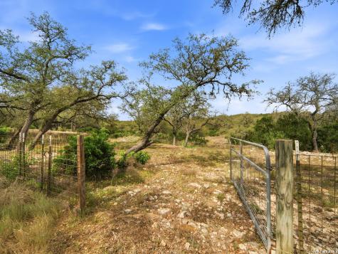 6267 County Road 251 Hondo TX 78861