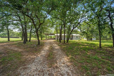819 Quiet Oaks Floresville TX 78114
