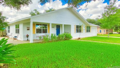 1504 H Street Floresville TX 78114
