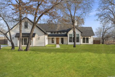 200 Oak Fields Dr., Floresville TX 78114