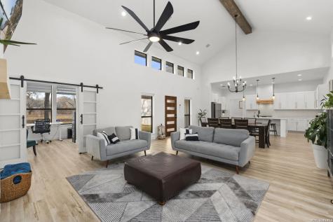 200 Oak Fields Dr., Floresville TX 78114