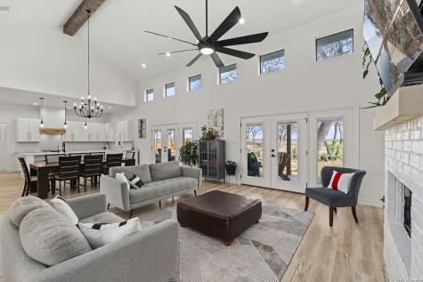 200 Oak Fields Dr., Floresville TX 78114