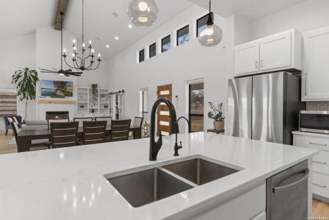 200 Oak Fields Dr., Floresville TX 78114