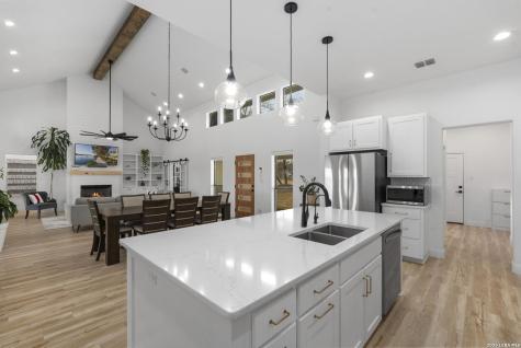 200 Oak Fields Dr., Floresville TX 78114
