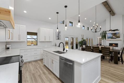 200 Oak Fields Dr., Floresville TX 78114