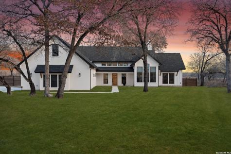 200 Oak Fields Dr., Floresville TX 78114