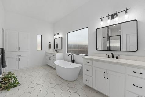 200 Oak Fields Dr., Floresville TX 78114