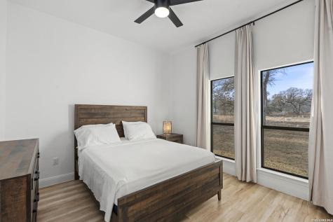 200 Oak Fields Dr., Floresville TX 78114