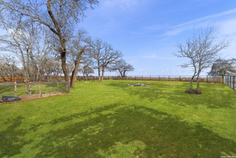 200 Oak Fields Dr., Floresville TX 78114