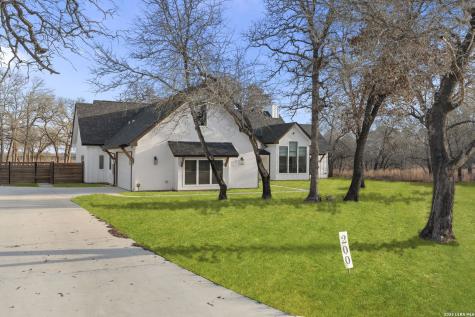 200 Oak Fields Dr., Floresville TX 78114