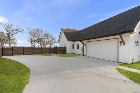 200 Oak Fields Dr., Floresville TX 78114