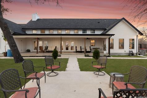 200 Oak Fields Dr., Floresville TX 78114