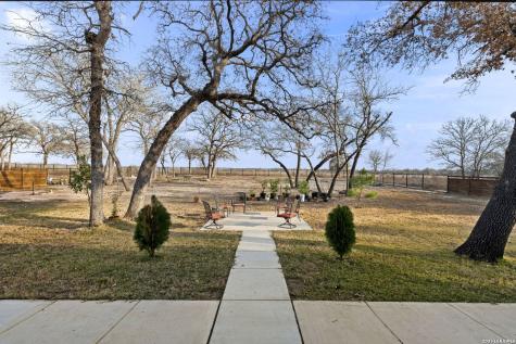200 Oak Fields Dr., Floresville TX 78114