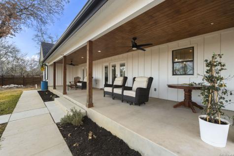 200 Oak Fields Dr., Floresville TX 78114