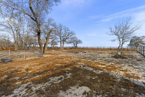 200 Oak Fields Dr., Floresville TX 78114