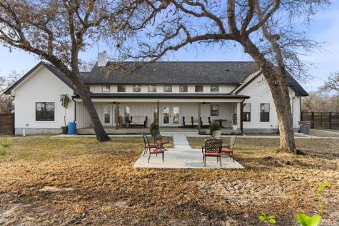 200 Oak Fields Dr., Floresville TX 78114