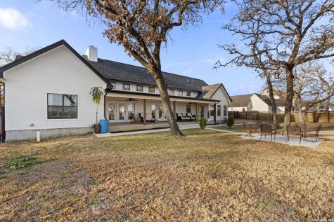 200 Oak Fields Dr., Floresville TX 78114