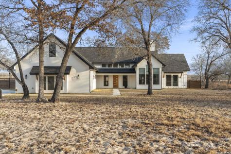 200 Oak Fields Dr., Floresville TX 78114