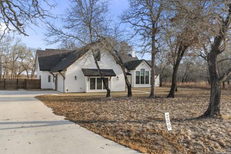 200 Oak Fields Dr., Floresville TX 78114