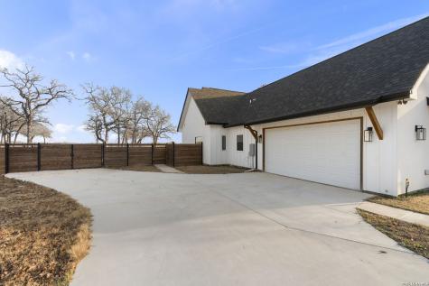 200 Oak Fields Dr., Floresville TX 78114